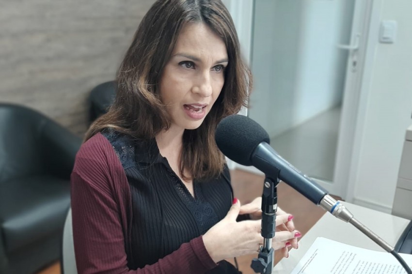 Delegada Vivian Sander Duarte durante entrevista na Acústica FM - Foto: