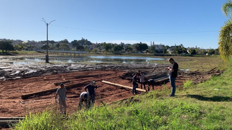 Começa construção de nova estrutura para fogueira do padroeiro de Camaquã. Foto: Eduardo Vicente/Acústica FM