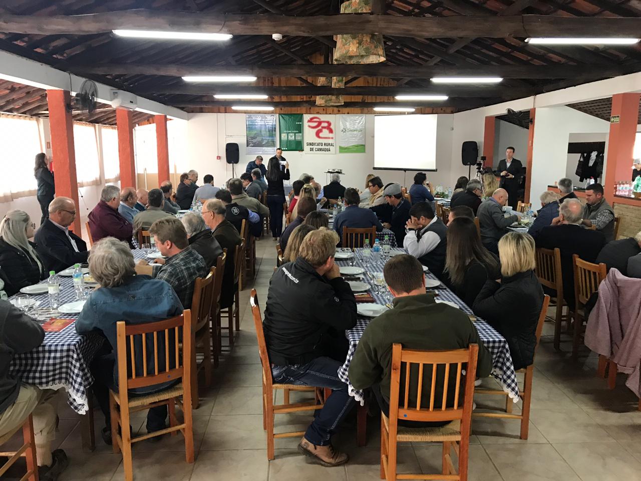 Sindicato Rural de Camaquã e Arambaré promove reunião-almoço com economista-chefe da FARSUL