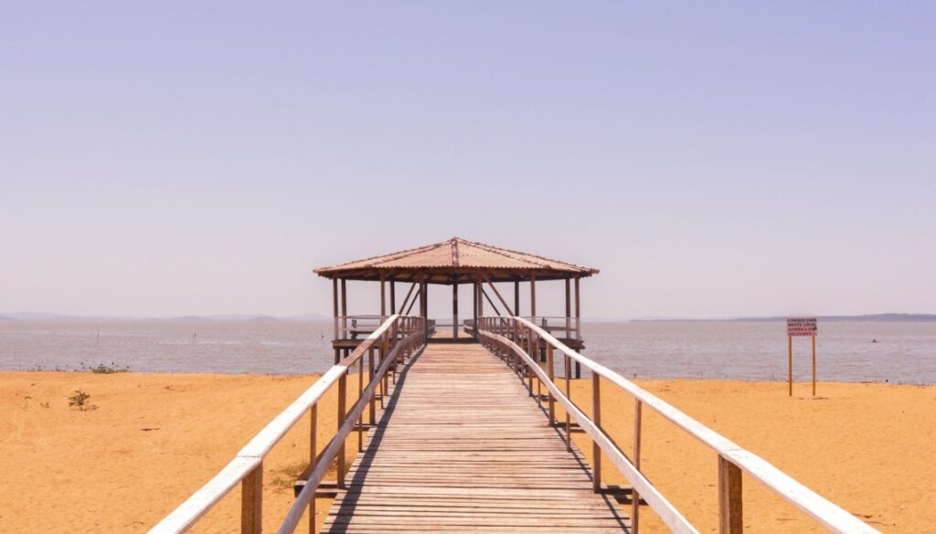 Imagem mostra praia, como ponto turístico de Barra do Ribeiro