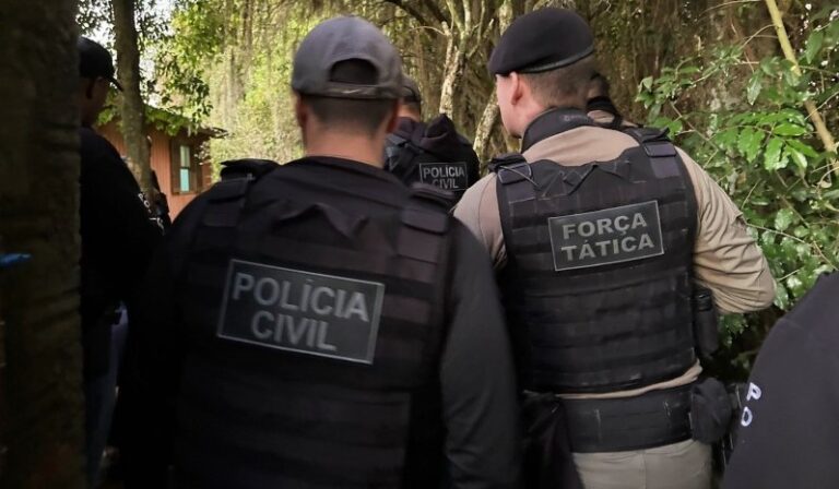 Imagem mostra policiais da Brigada Militar e da Polícia Civil