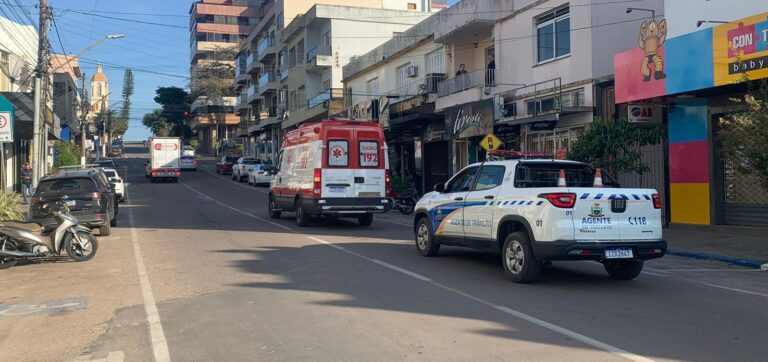 Imagem mostra acidente entre carro e moto no centro de Camaquã