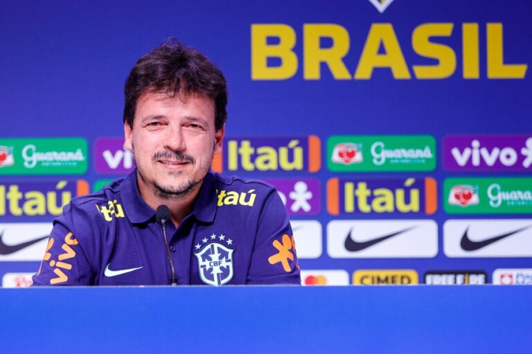 Imagem mostra o novo técnico da seleção brasileira de futebol sendo anunciado