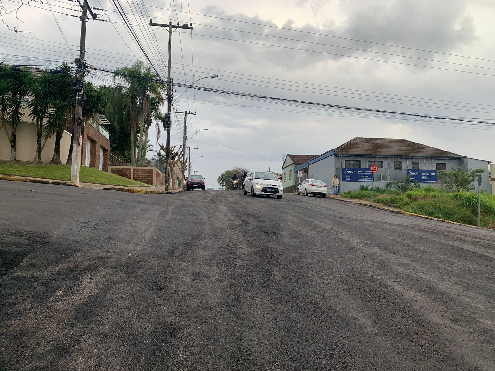 Imagem mostra pavimentação asfáltica na Avenida Sete de Setembro em Camaquã