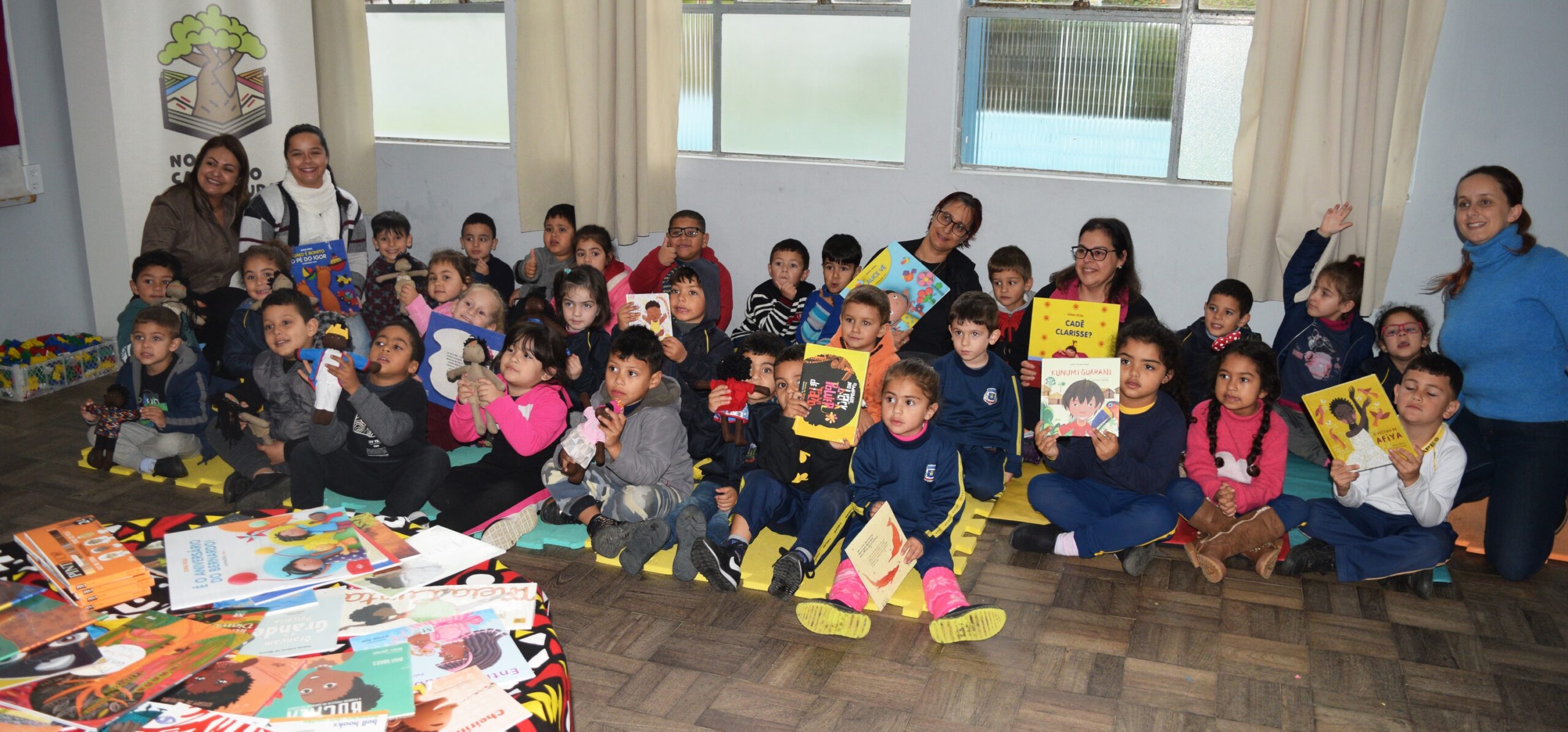 Iniciativa entrega livros e bonecos para alunos de Tapes