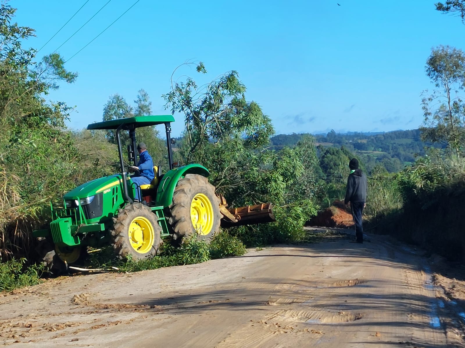 Agricultores ajudam a desobstruir estradas em Camaquã