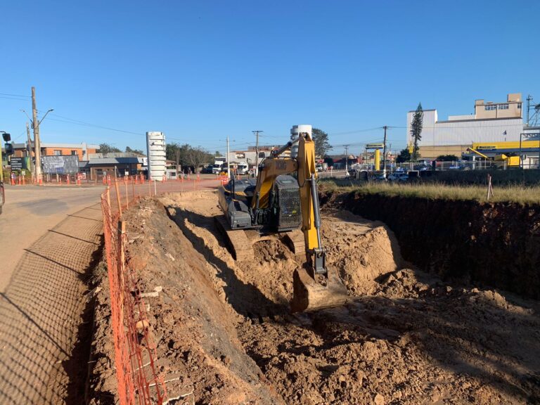 Obras de duplicação alteram o trânsito na BR-116 em Camaquã Equipes trabalham em ruas laterais antes de construção de um viaduto na entrada da cidade