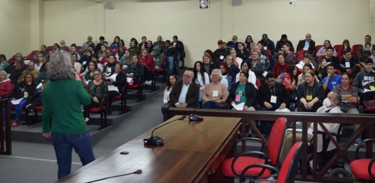 Imagem mostra auditorio lotado para Audiencia Pública