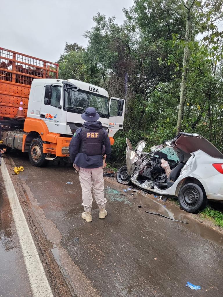 Imagem mostra acidente entre carro e carreta em que um homem morreu na BR-290