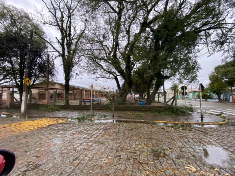 Imagem mostra estragos por ciclone em Escolas Estaduais e particulares suspendem aulas nesta quinta-feira