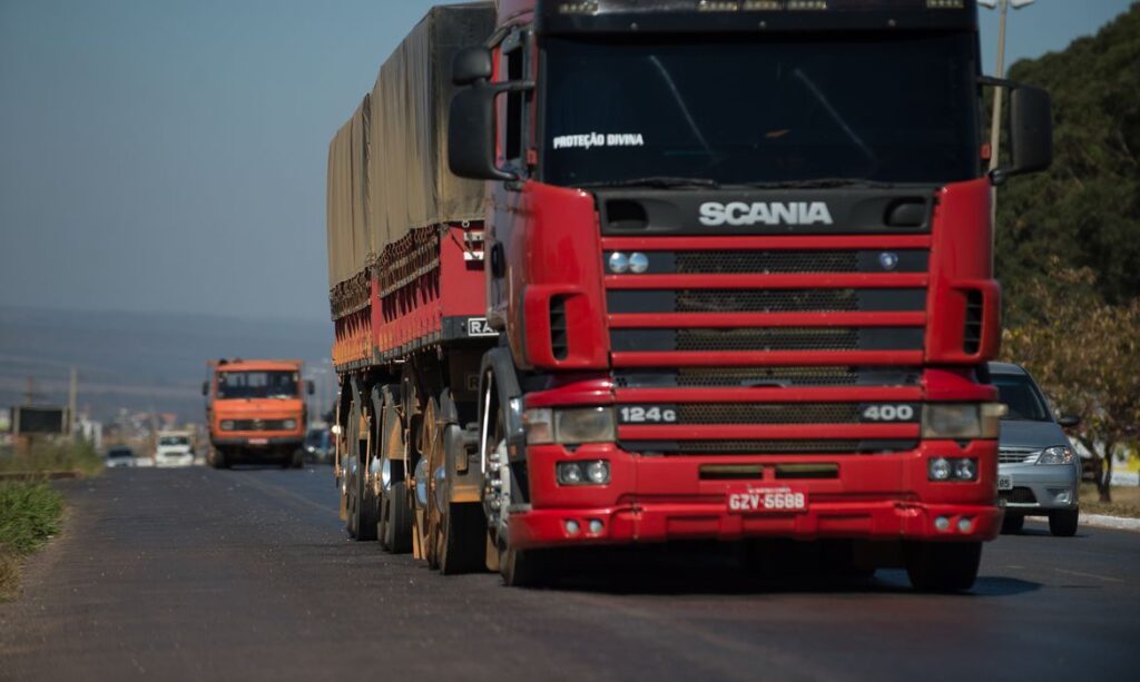 Imagem mostra veículos de carga trafegando por estradas brasileiras