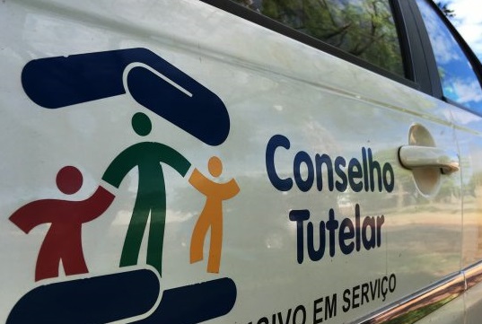 Imagem mostra veículo do Conselho Tutelar