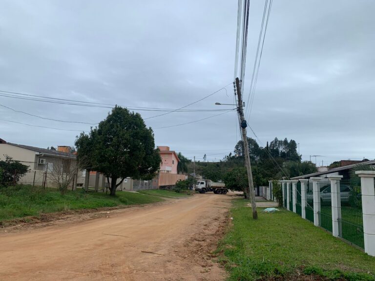 CEEE Equatorial prende poste em grade de residência em Camaquã