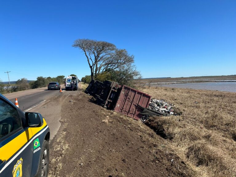 Caminhoneiro perde o controle e sai da pista em Eldorado do Sul