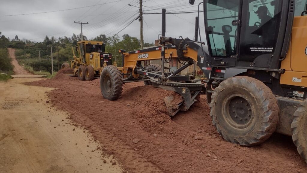 Prefeitura realiza mutirão de encascalhamento nos bairros Ouro Verde e Cônego Walter