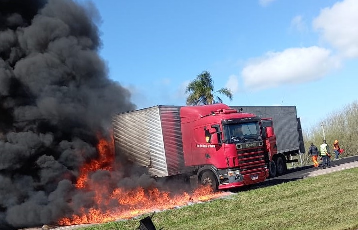 Colisão gera incêndio e bloqueia a BR-116 em São Lourenço do Sul. Carreta ficou destruída após grave acidente na rodovia