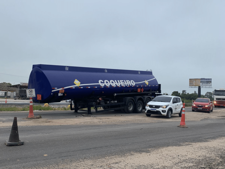 Carreta de combustíveis se desprende na BR-116 em Camaquã