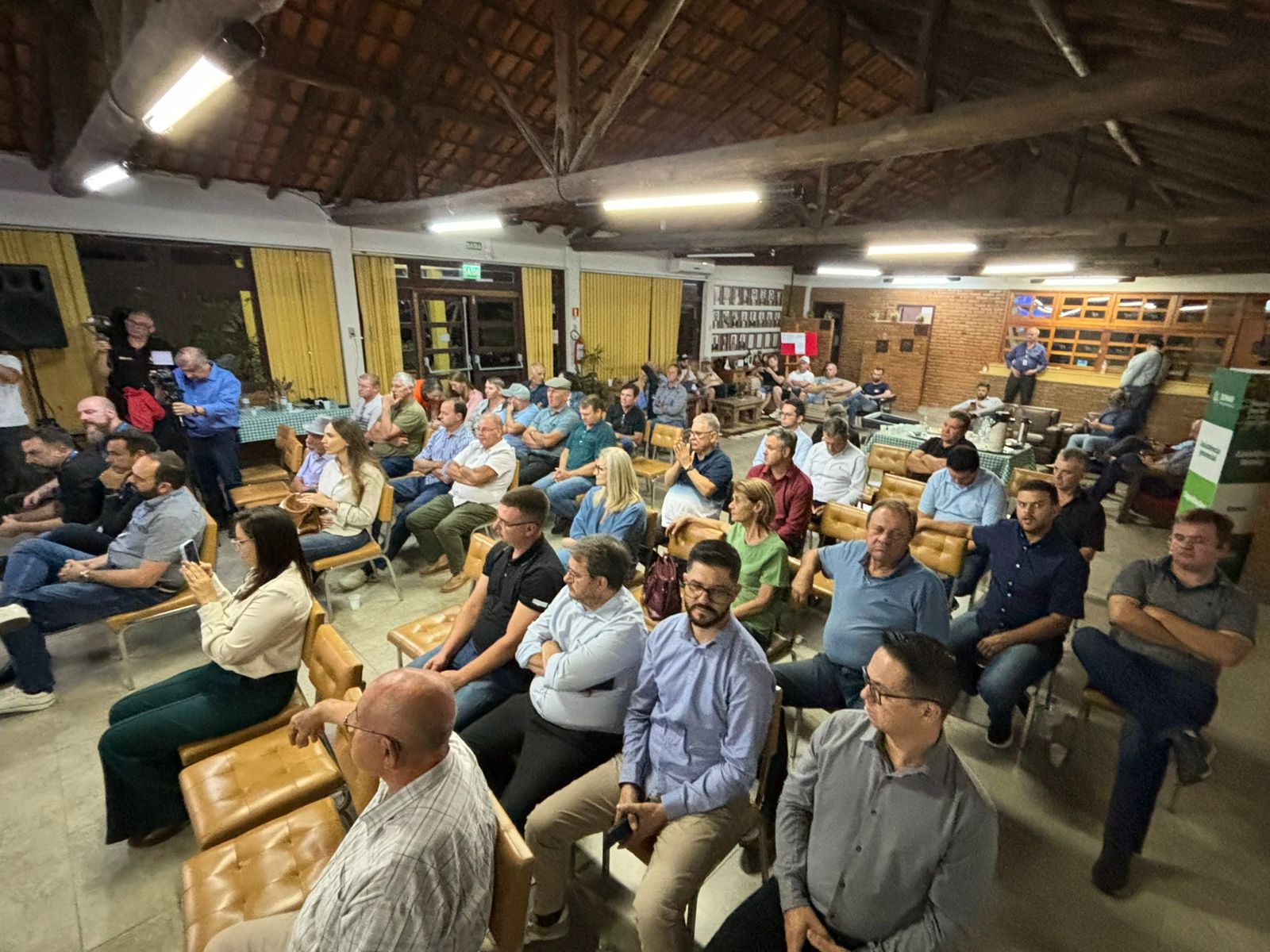 Cerca de 80 pessoas participaram de audiência pública com CEEE Grupo Equatorial no Sindicato Rural de Camaquã e Aramabaré. Foto: Rodrigo Vicente/Acústica FM.