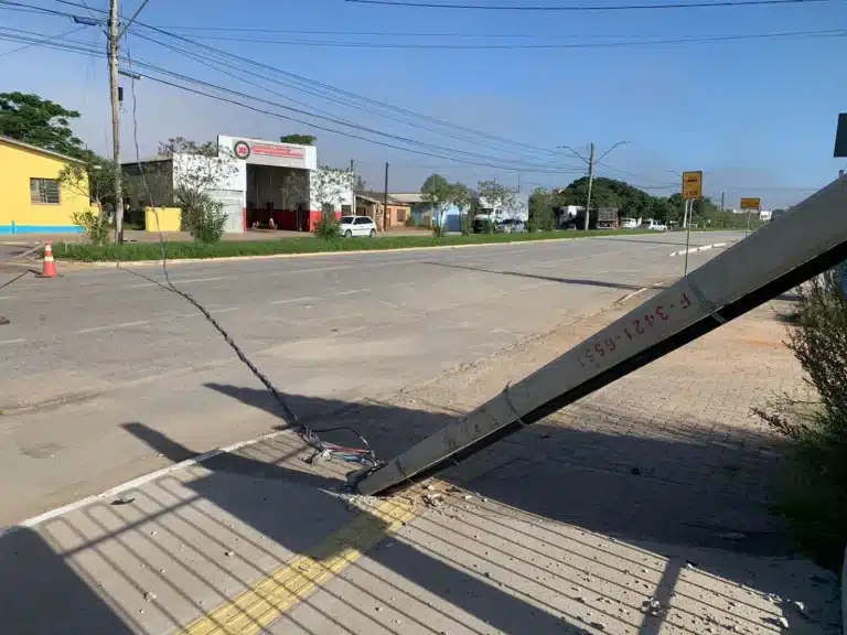 Carreta arranca fiação e derruba poste em Camaquã