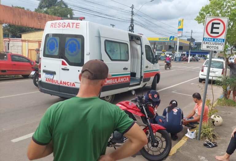 Acidente entre caminhonete e moto deixa dois feridos no centro de Camaquã