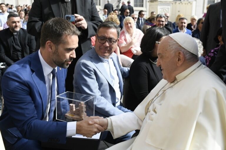 Eduardo Leite convida Papa Francisco para vir ao RS em 2026