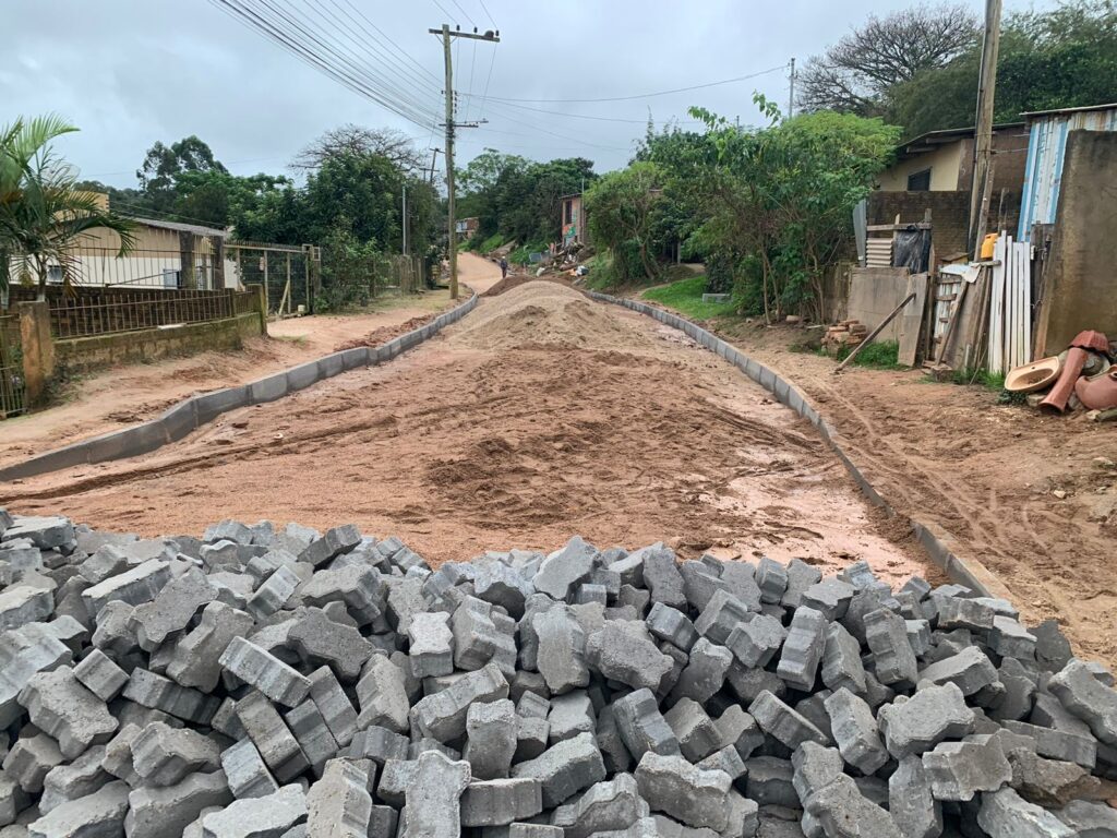 Trânsito bloqueado para obra de calçamento em Camaquã