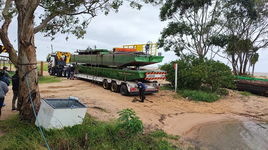 Balsa chega em Arambaré para travessia durante obras da Ponte João Goulart