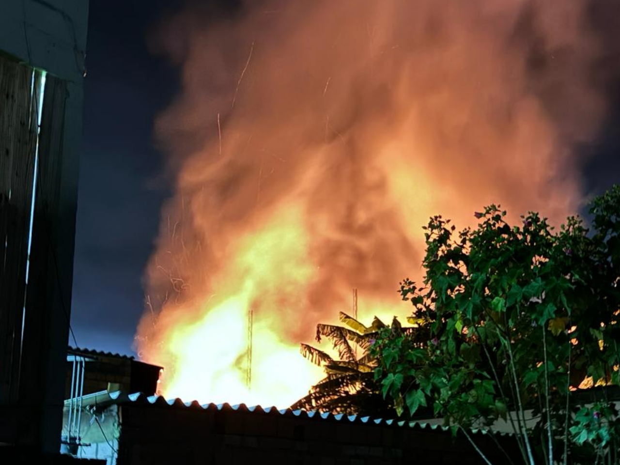 Incêndio destrói casa na madrugada desta segunda (08) em Camaquã