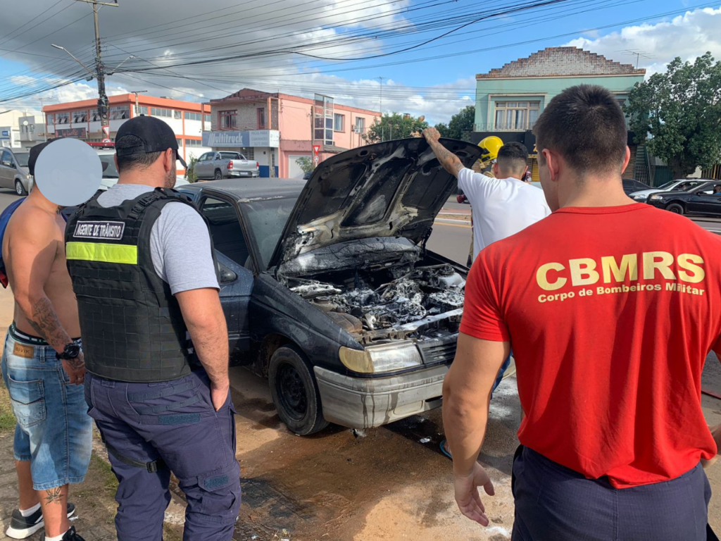 Carro pega fogo em Camaquã