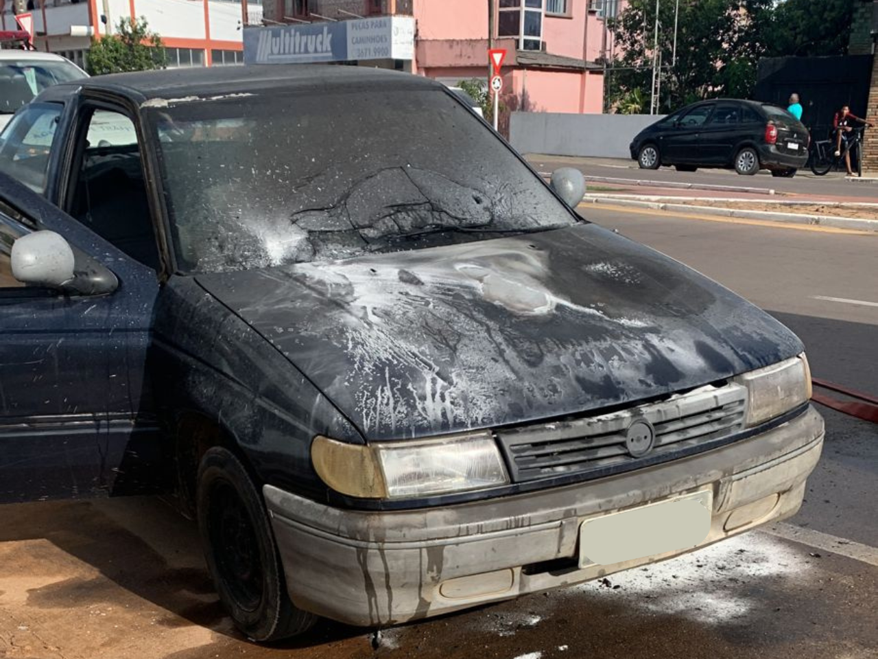 Carro pega fogo em Camaquã