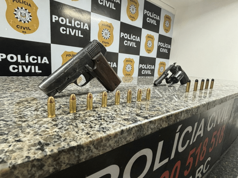 Dois homens são presos em flagrante por porte ilegal de arma de fogo