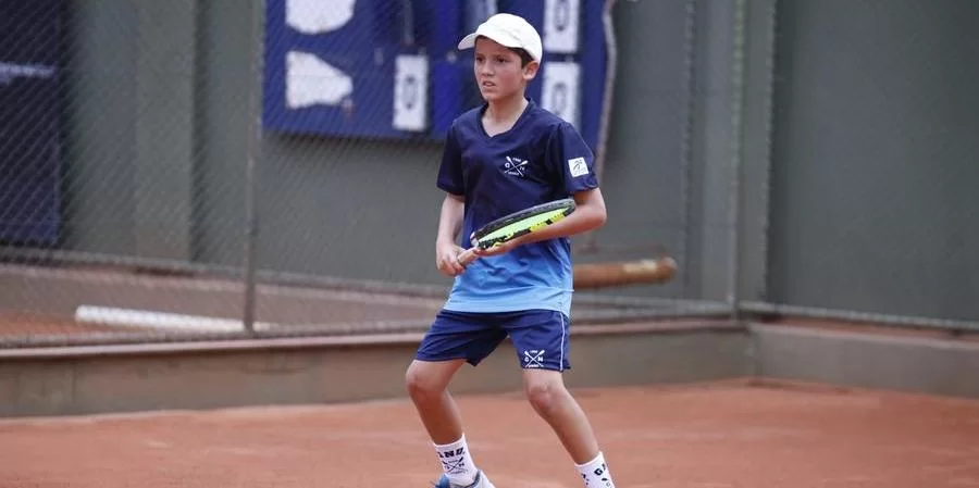 Jovem tenista de 9 anos impressiona ao vencer torneio adulto em Pelotas  