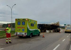 Acidente na BR-116: caminhão tomba e causa bloqueio em trecho da rodovia