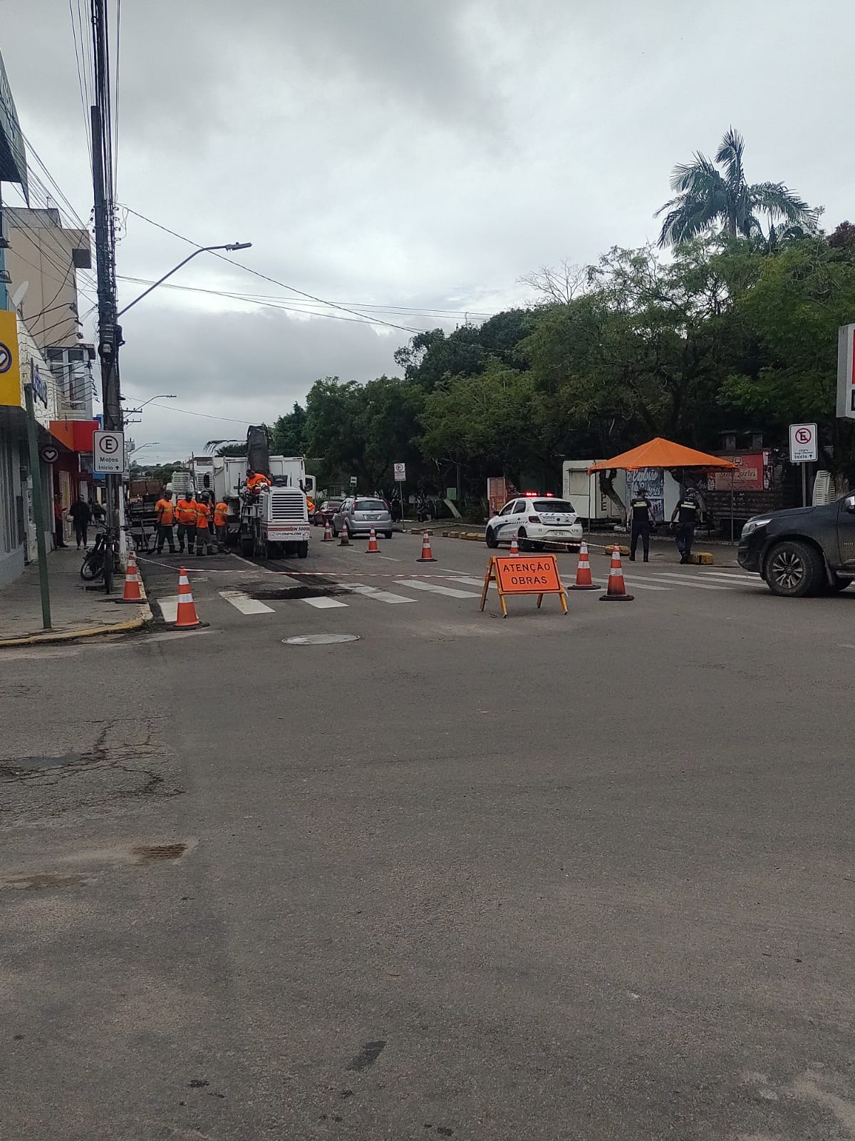 Equipe realiza reparos no asfalto do perímetro central