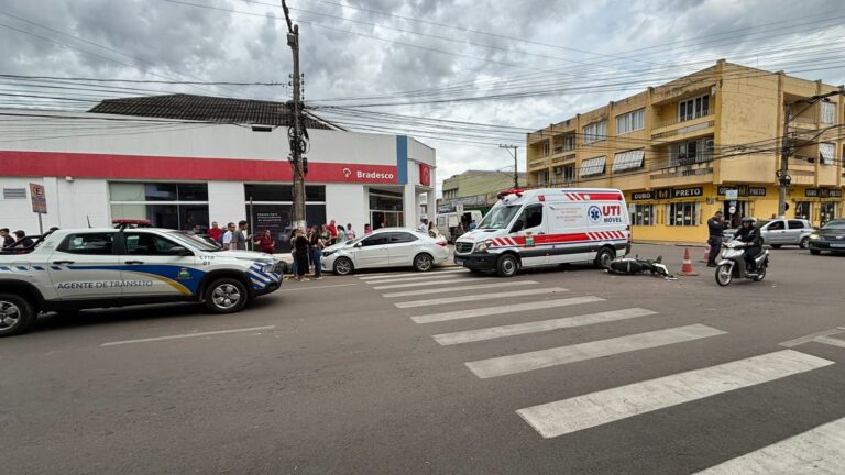 Motociclista fica ferido após colisão de carro e moto no centro de Camaquã