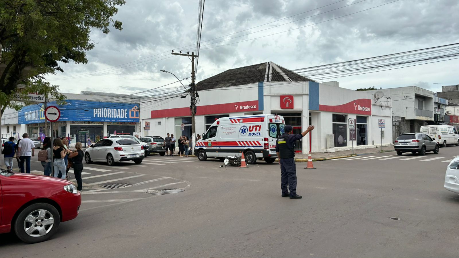 Motociclista fica ferido após colisão de carro e moto no centro de Camaquã. Foto: Rodrigo Vicente | Acústica FM