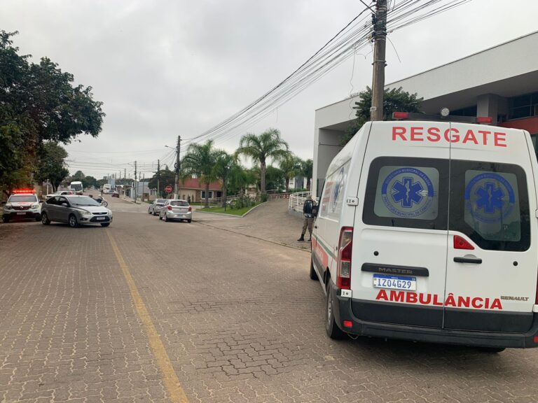 Acidente entre carro e moto deixa uma pessoa ferida em Camaquã