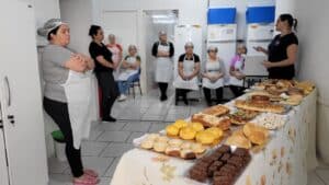 Manipuladoras de alimentos participam de curso de panificação caseira em Camaquã