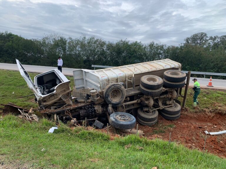 Caçamba fica destruída após saída de pista na BR-116