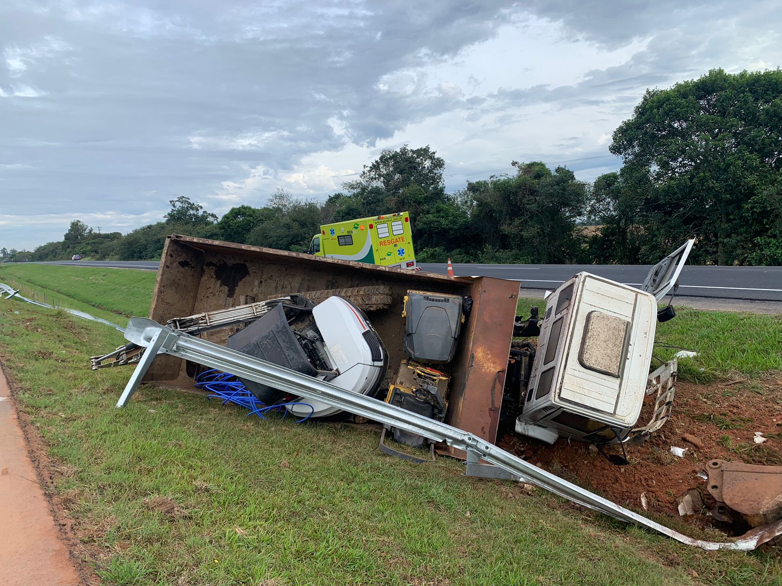 Caçamba fica destruída após saída de pista na BR-116