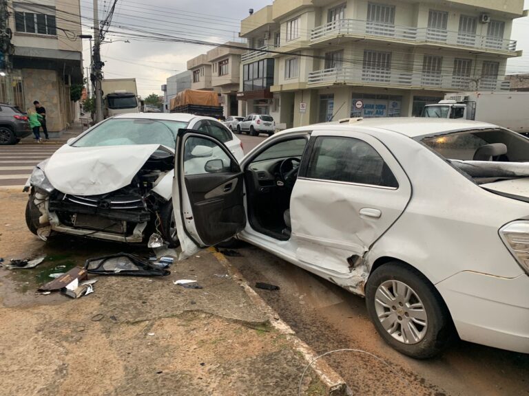 seguro obrigatório - Acidente no centro de Camaquã envolve dois carros e deixa um ferido