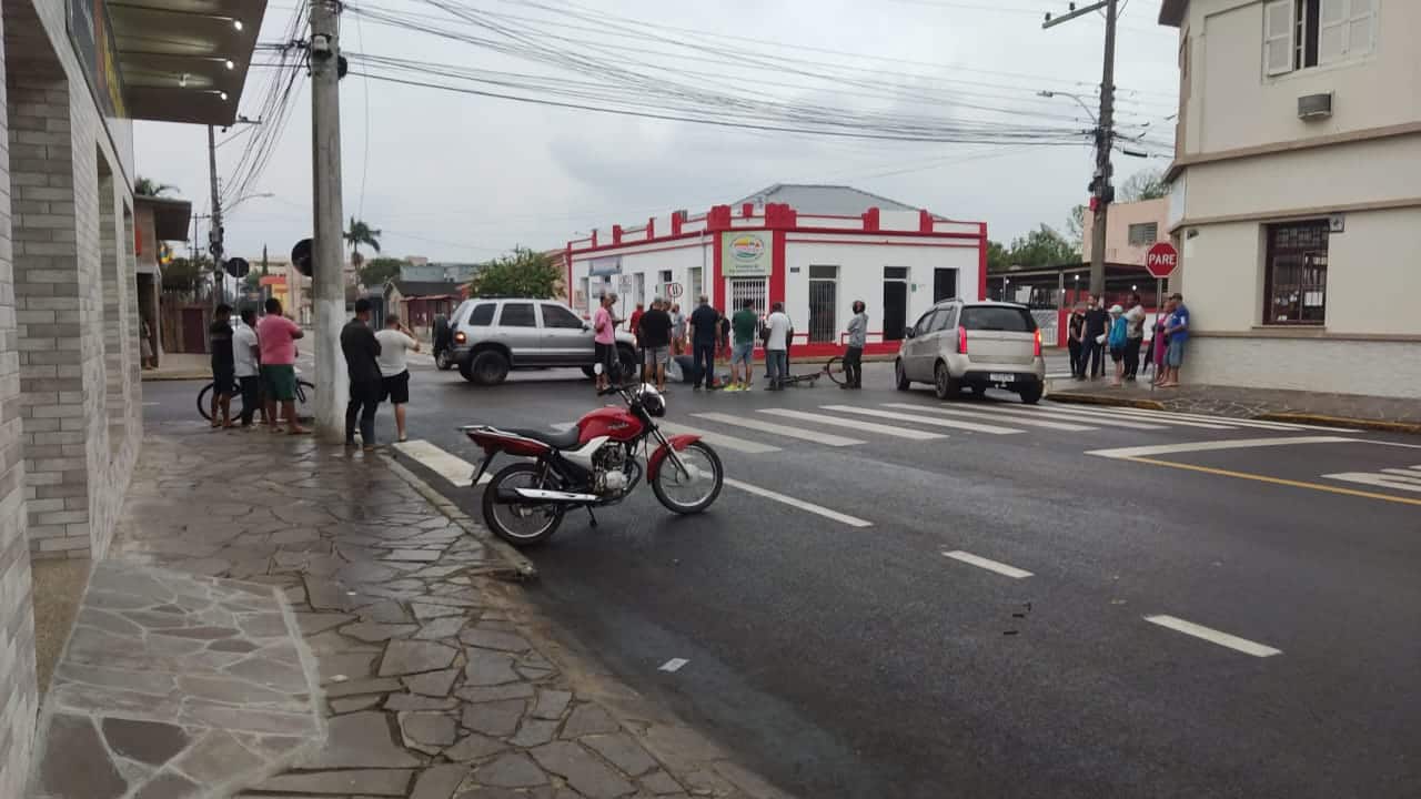 Ciclista fica ferido em acidente no centro de Camaquã