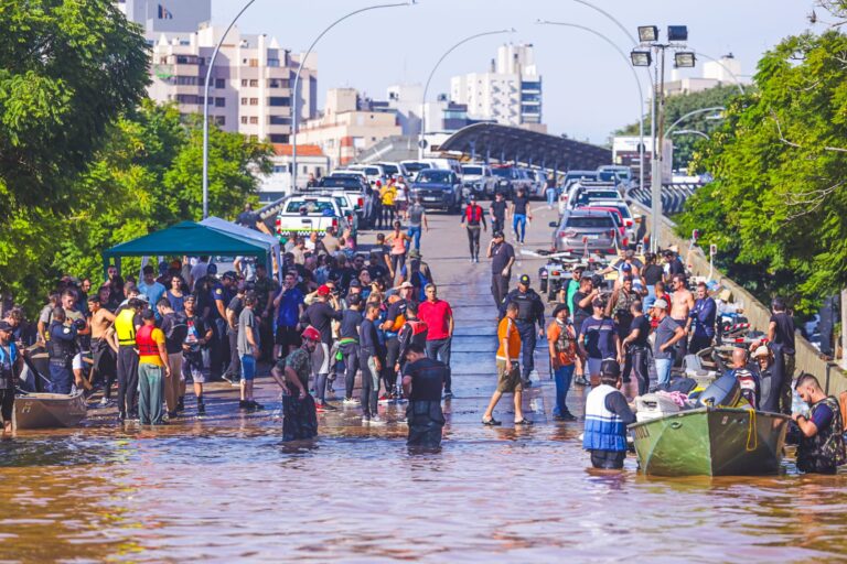 Sobe para 100 o número de mortos pelas chuvas no RS