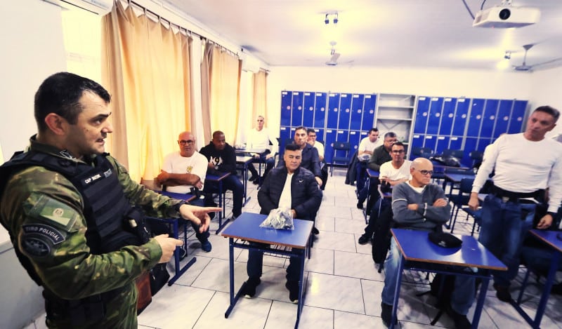 Policiais da reserva passam por treinamento para atuarem na segurança de abrigos