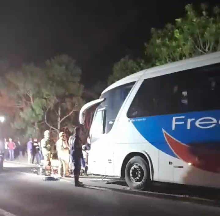 Grave acidente entre ônibus e caminhão deixou um morto e ourtos seis feridos na BR-116. Fotos: Divulgação/Redes Sociais.