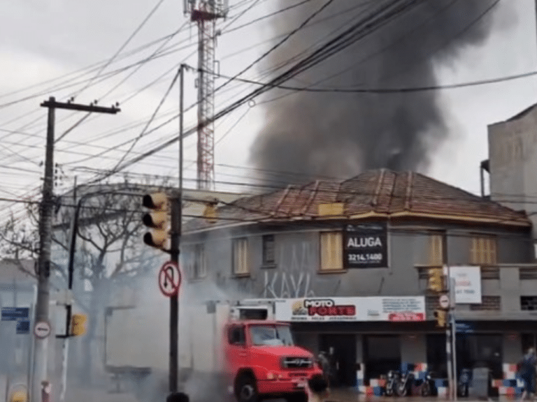 Posto de combustíveis explode em Porto Alegre durante as enchentes; duas pessoas ficam feridas