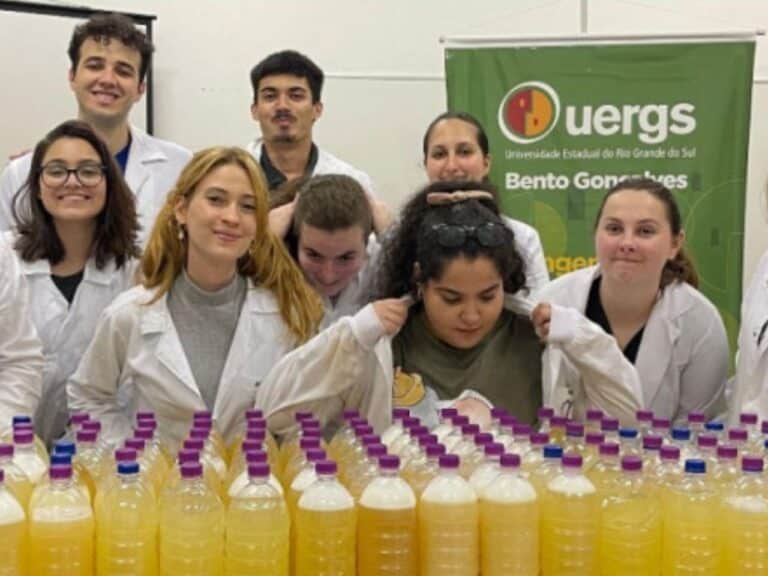 Enchentes: Uergs produz sabão ecológico para limpeza de casas atingidas