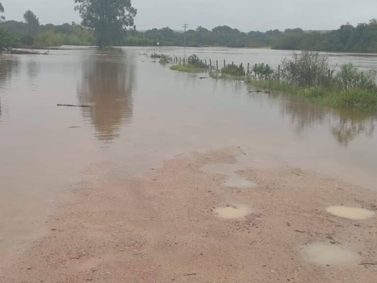 Ponte e estrada são bloqueadas pelas águas em Cristal