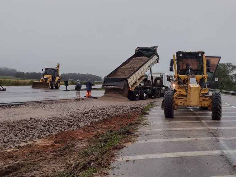 Ecosul alerta para de desvio de pista na BR-116, com sistema pare e siga, neste sábado (25)