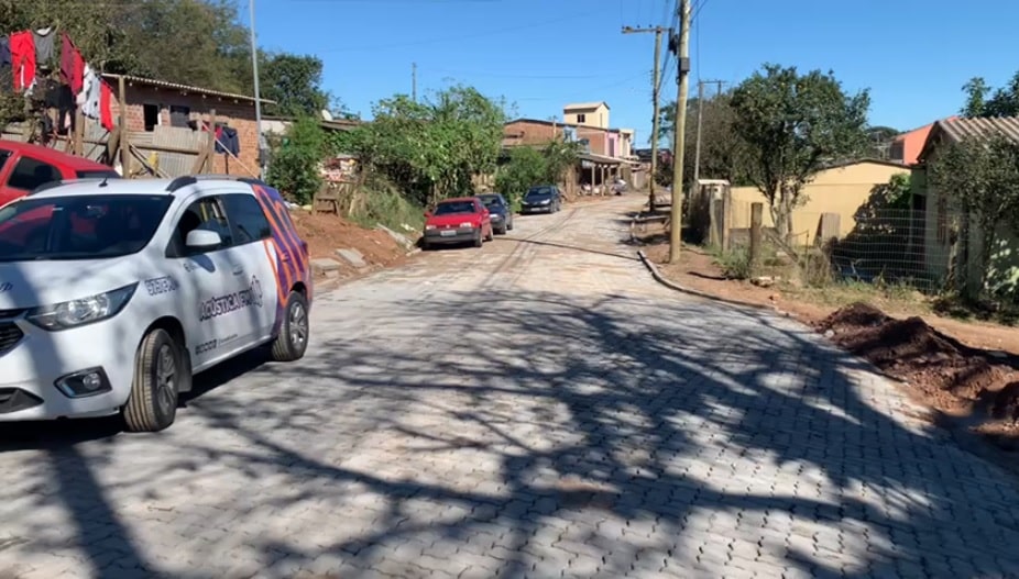 Camaquã: trégua da chuva viabiliza obra de calçamento